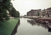 857612 Gezicht op de Stadsbuitengracht te Utrecht, vanaf de Catharijnesingel, met rechts de Rijnkade.